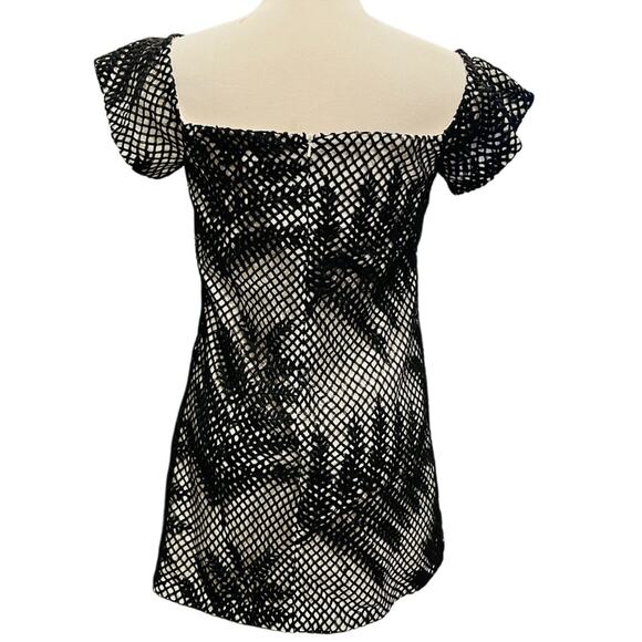 Anthropologie Hutch Off the Shoulder Cap Sleeve Black/White
Dress Size 6 - Picture 5 of 6